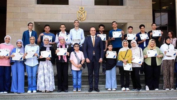 رئيس «الرعاية الصحية» لأوائل الثانوية العامة: أعداء الوطن يستهدفونكم بالشائعات