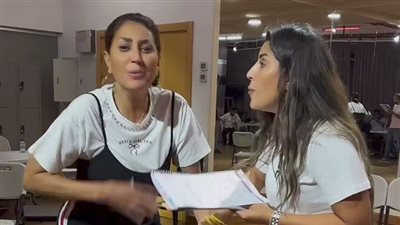 رقص وغناء.. أحدث ظهور لـ وفاء عامر في كواليس مسرحية فيلم رومانسي بعد أزماتها