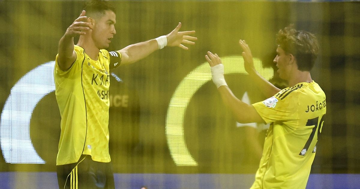 النصر يكتسح الرياض ويلحق بالاتحاد في صدارة الدوري السعودي