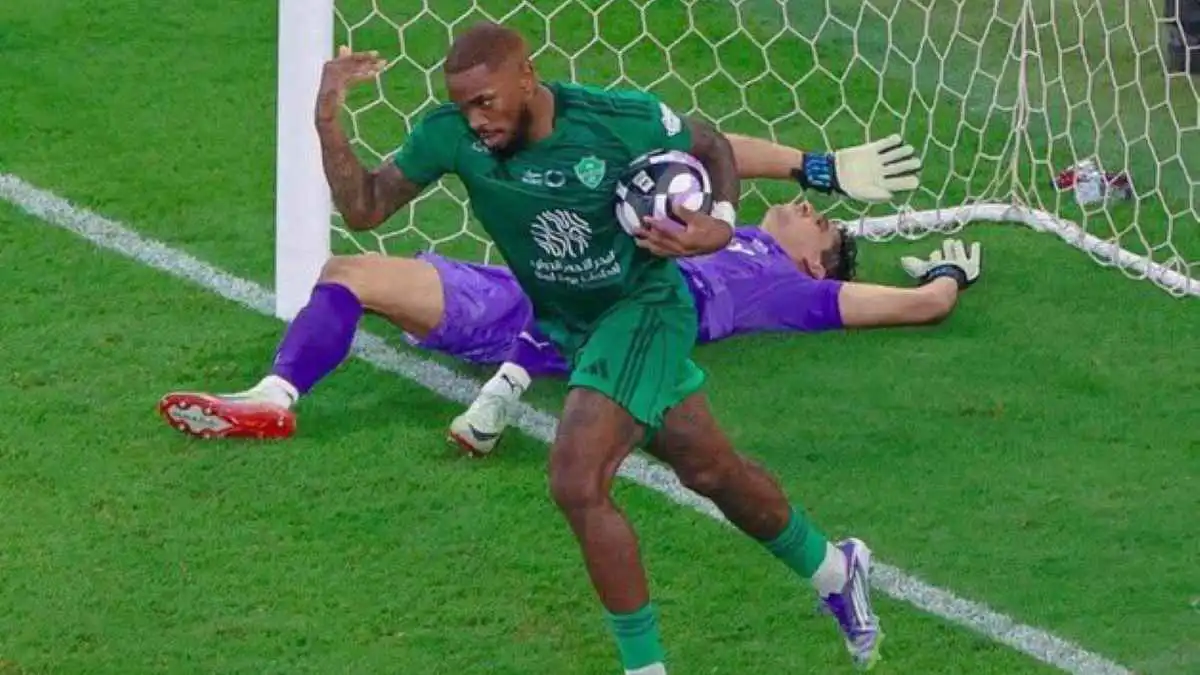 إيفان توني لاعب الأهلي السعودي