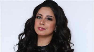 ياسمين رحمي: ممكن أخلي جوزي يغسلي رجلي بمية وملح.. فين المشكلة؟