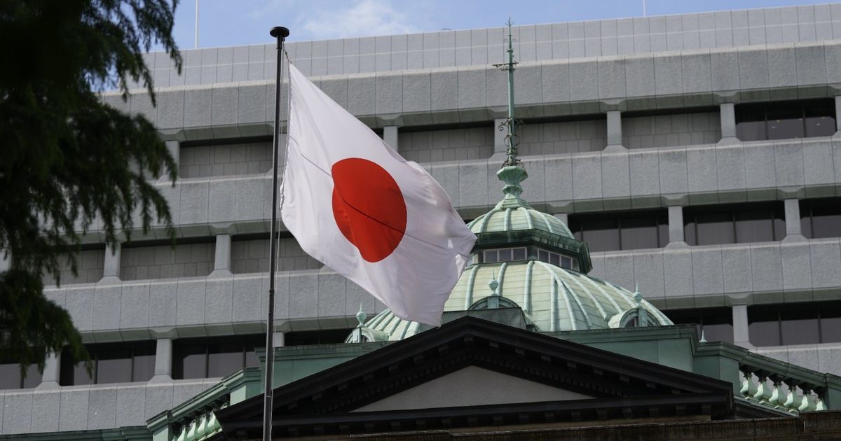 المركزي الياباني يبدأ بيع صناديق المؤشرات ولا تغيير بالفائدة
