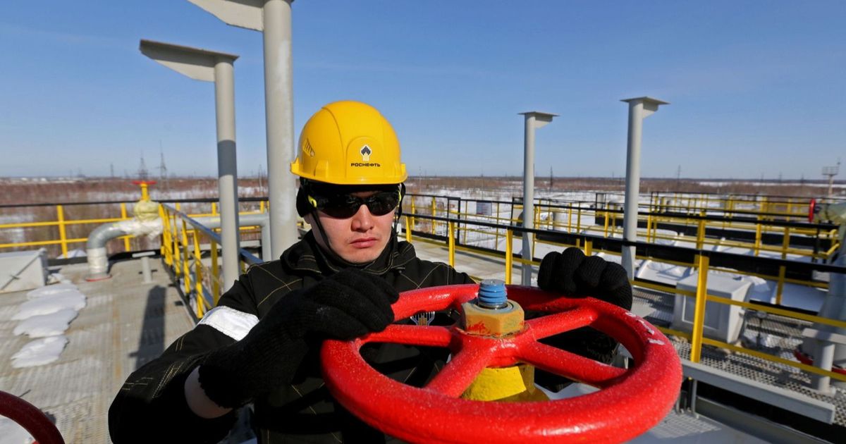 سعر النفط يرتفع مع عقوبات أوروبية وهجمات أوكرانية