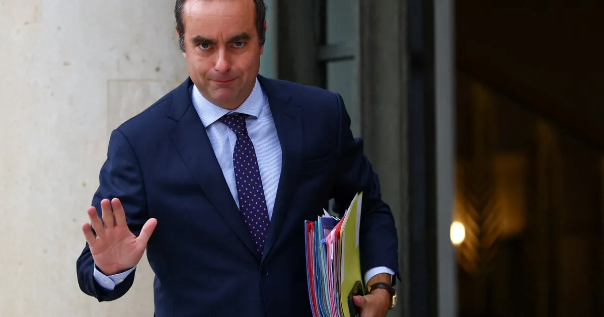 رئيس وزراء فرنسا يعلن وقف اقتراح تقليص عطلتين رسميتين