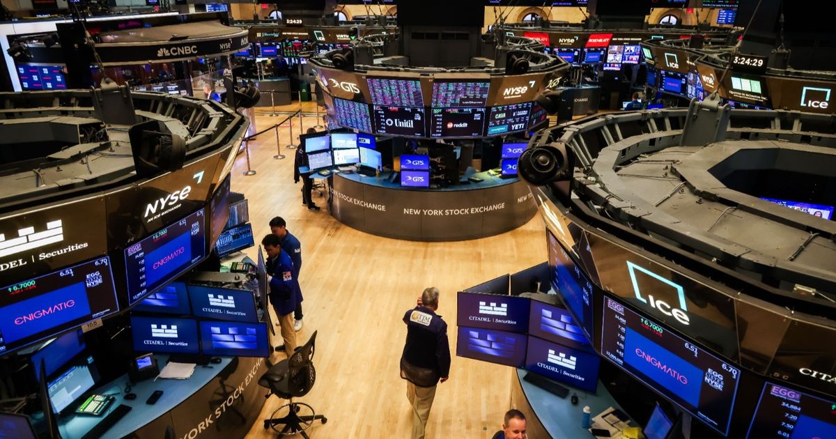 الجمود يسيطر على الأسهم مع ترقب المتداولين لقرار الفائدة