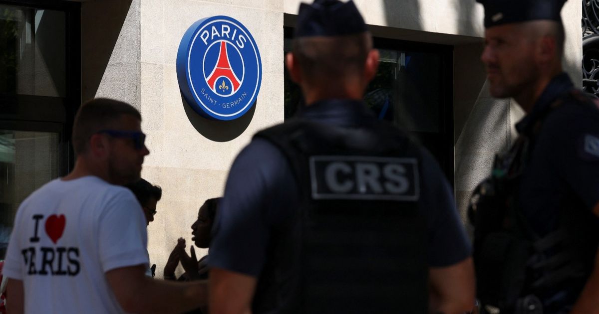 اعتقال 19 مشجعاً إيطالياً في باريس بسبب الشغب