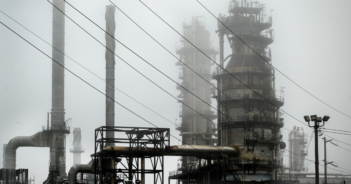 أسعار النفط ترتفع مع تصعيد أوكرانيا هجماتها على إمدادات روسيا