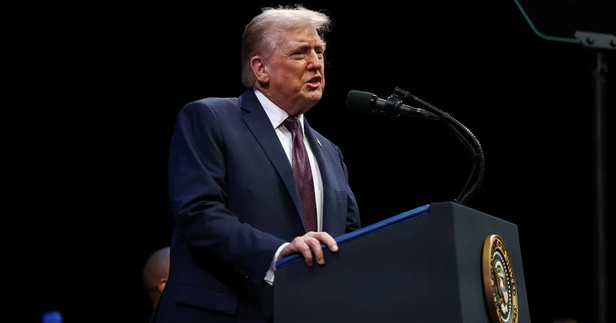 قاض: إدارة ترمب أصدرت توجيهات غير قانونية بتسريح آلاف العمال