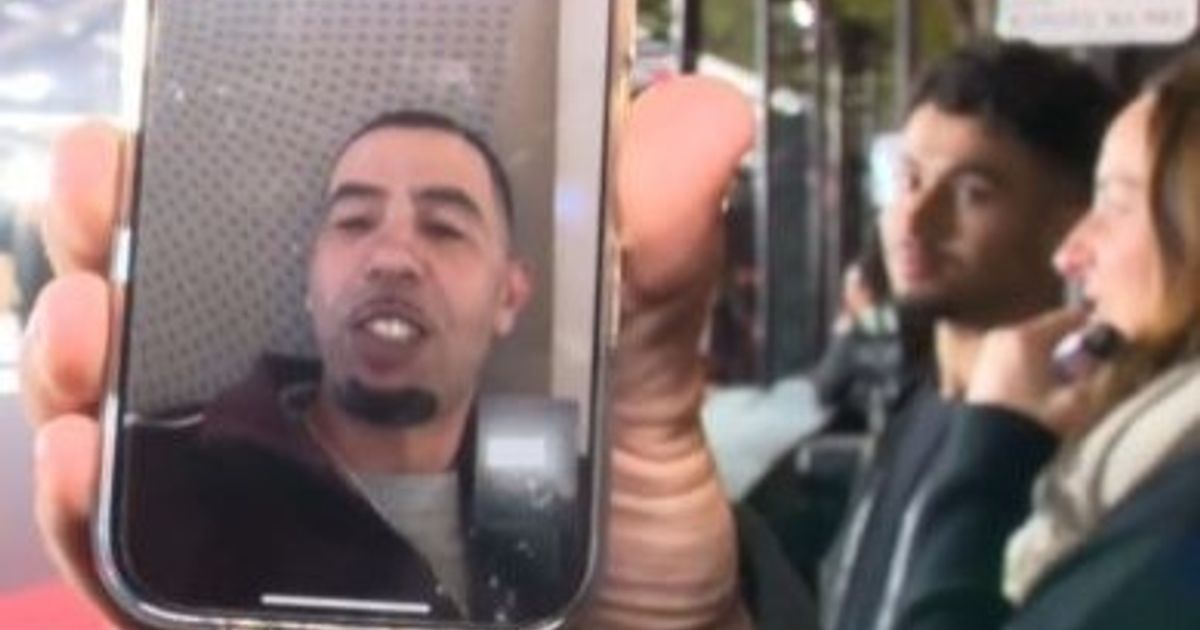 23 سبتمبر 2025 07:02شاهد.. والد يامال "يشكو حرمان" ابنه من الكرة الذهبيةشكا منير نصراوي، والد لامين يامال، من أمر مريب تسبّب في حرمان ابنه من جائزة الكرة الذهبية. المزيد