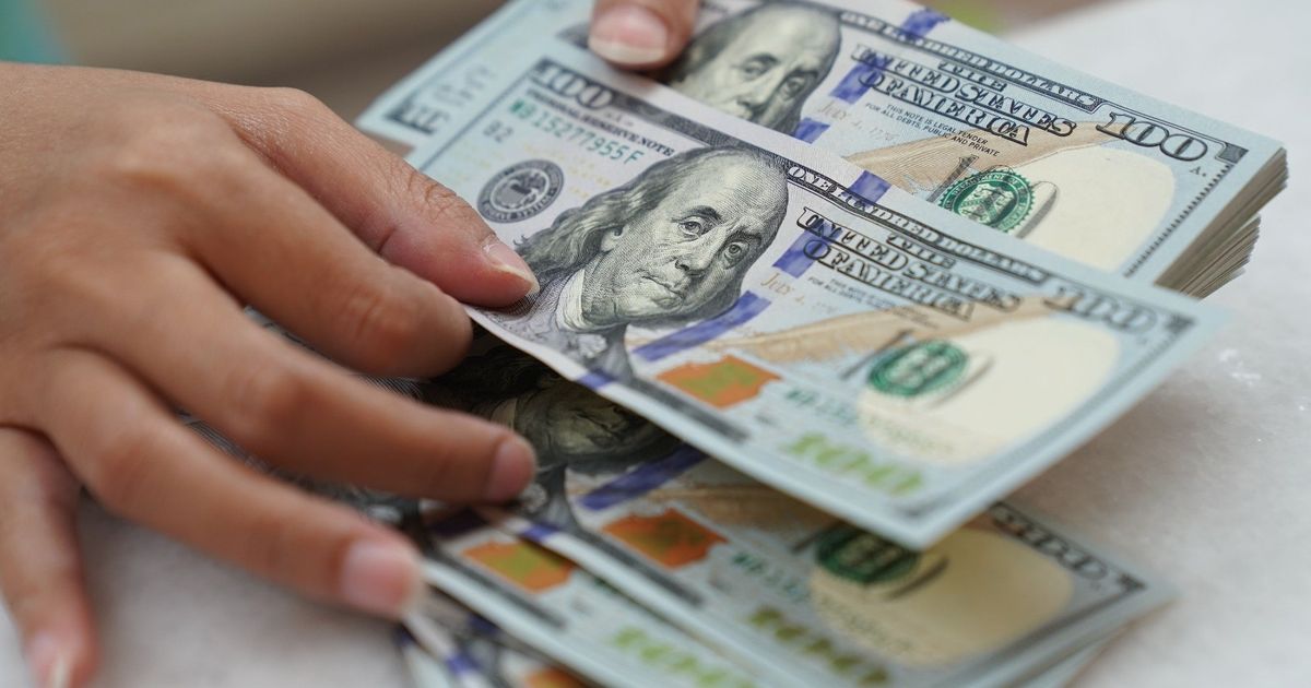 الدولار قرب أدنى مستوى في 3 سنوات قبل ساعات من قرار الفيدرالي