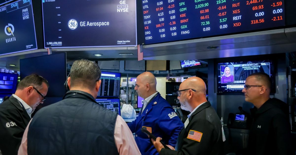 الأسهم الأميركية تنخفض رغم البيانات الاقتصادية الإيجابية