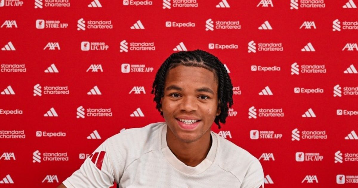 نغوموها يوقع عقده الاحترافي الأول مع ليفربول