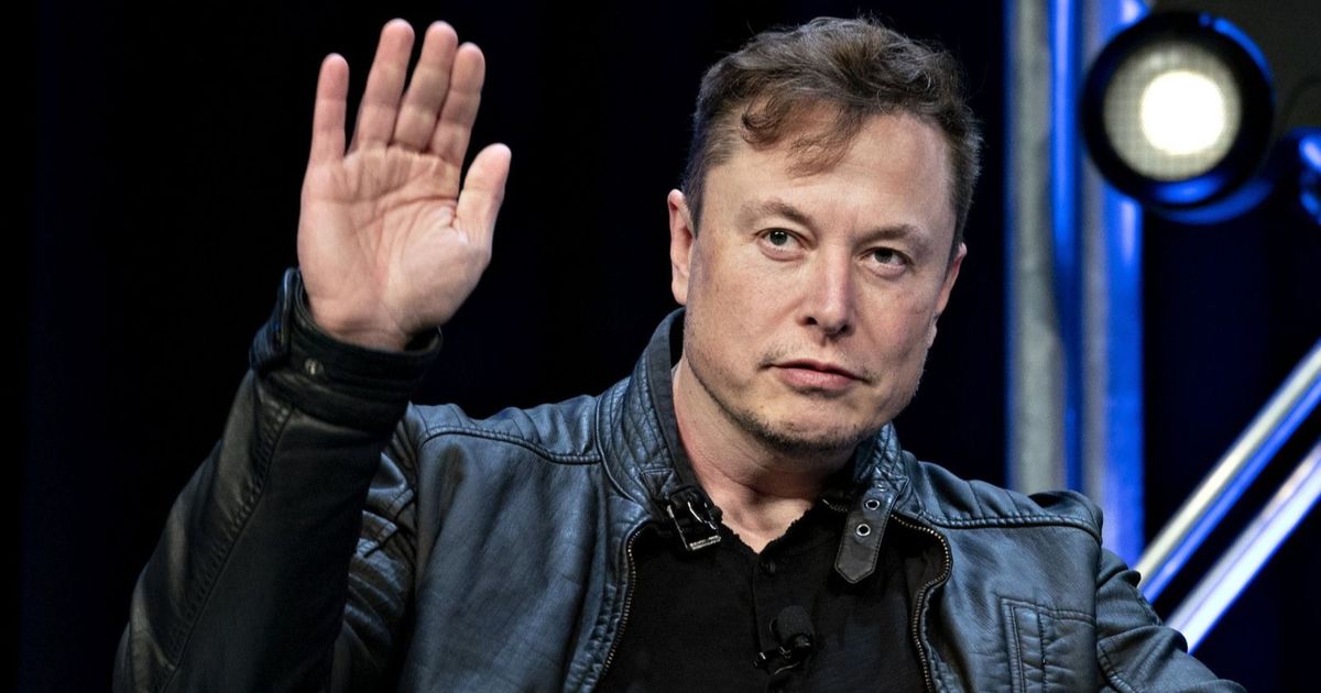 إيلون ماسك يشتري أسهماً في تسلا بقيمة مليار دولار تقريباً