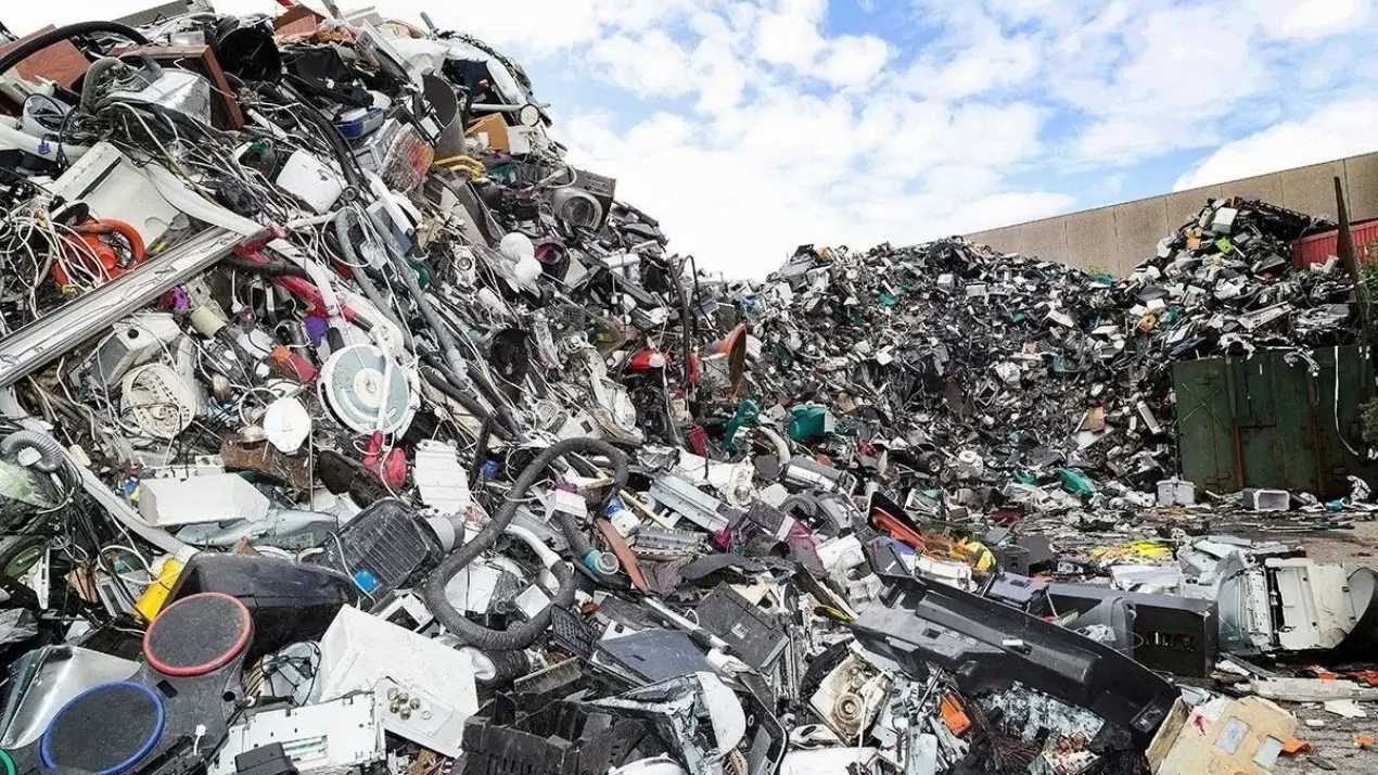 أزمة غير مألوفة.. نقص القمامة يجبر مصانع صينية على الإغلاق (فيديو)