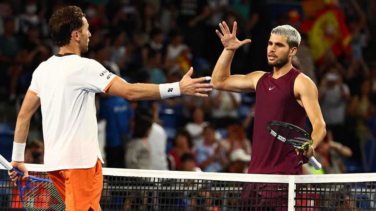 ألكاراز يتغلب على رود ويواجه فريتز في نهائي بطولة اليابان للتنس