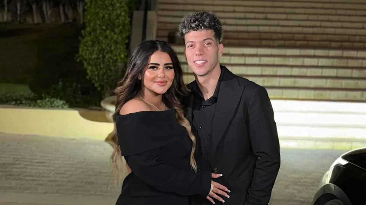 اشتباه بإصابة زوجة إمام عاشور بـ”فيروس A”