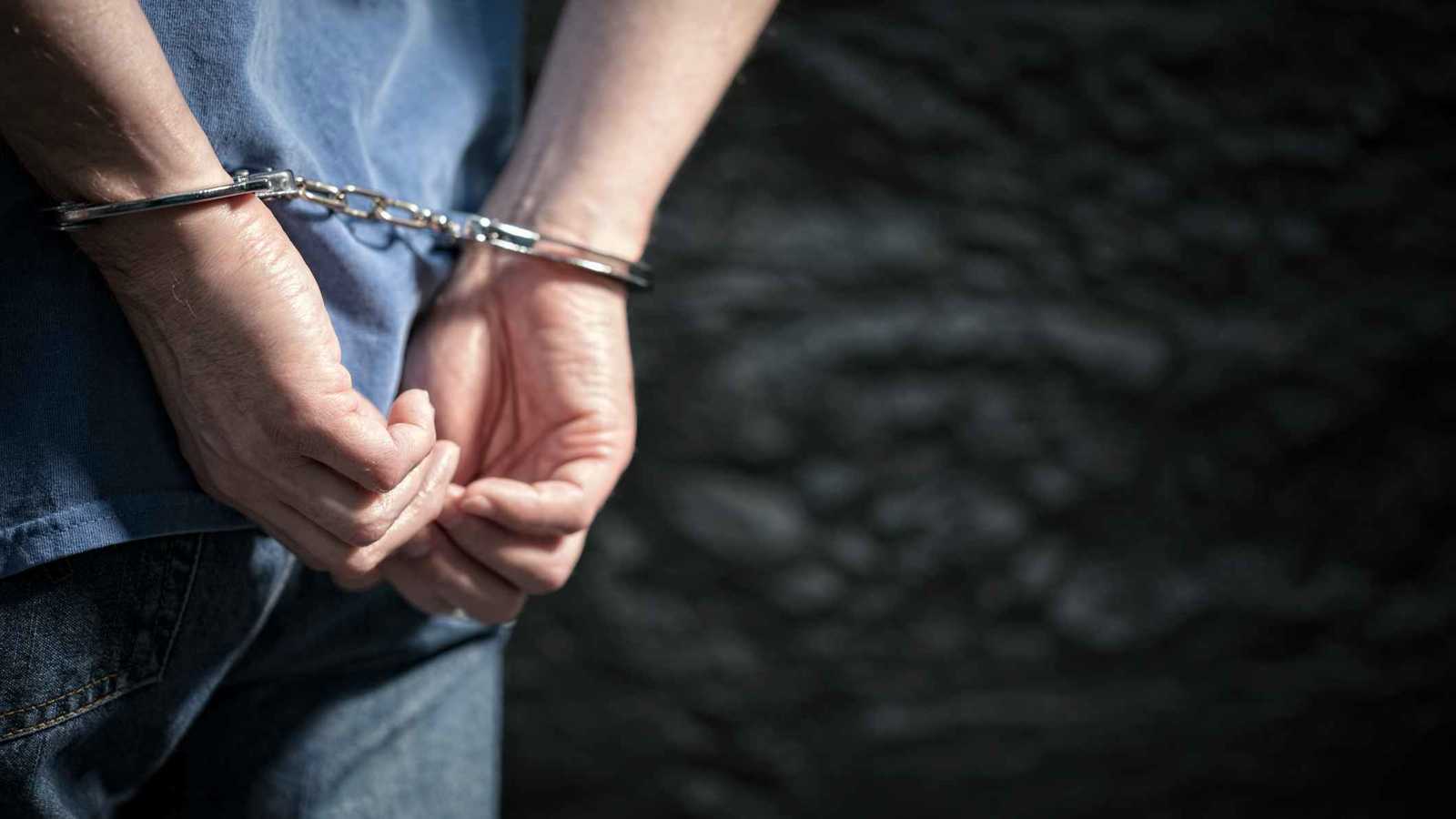 اعتقال خاطئ يمنع أبًا من حضور ولادة ابنته