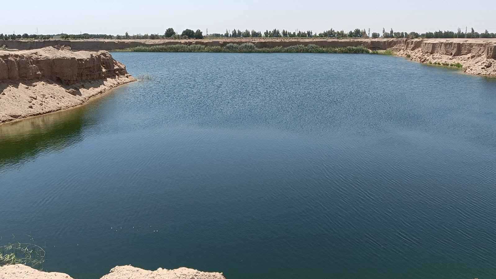 “البحيرة المباركة”.. ظاهرة جيولوجية غامضة تثير الجدل في المنيا