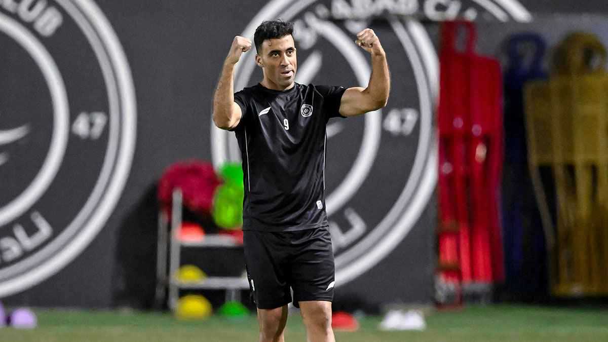 التوقيع معه موسمين خطأ.. أسطورة النصر السعودي يصدم عبد الرزاق حمدالله (فيديو)