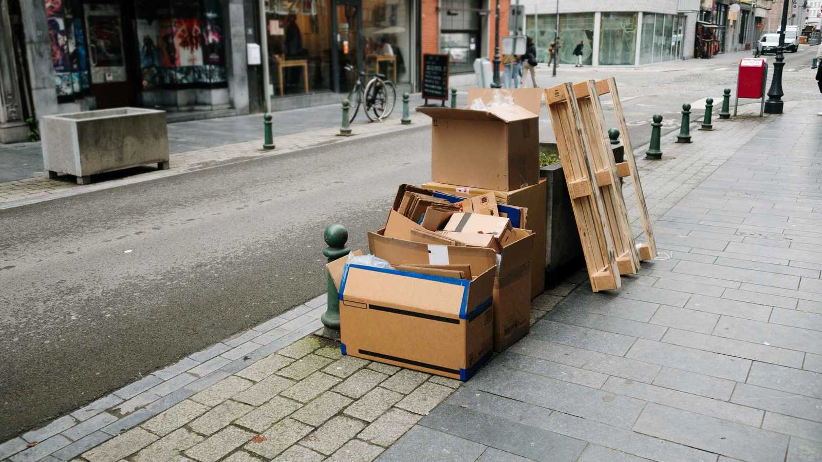 الفلبين.. العثور على رضيعة حديثة الولادة داخل “كرتونة”