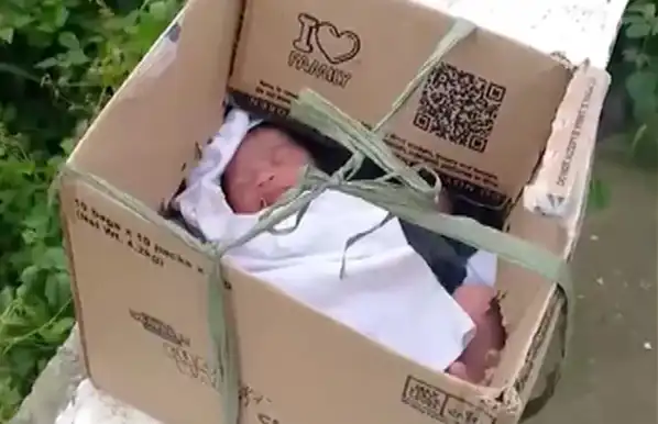 الطفلة بالصندوق