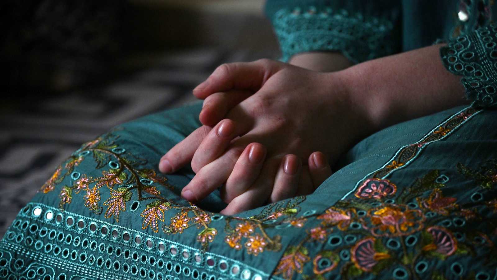 “الموسيقى ملاذهن”.. لاجئات أفغانيات في باكستان يواجهن المجهول