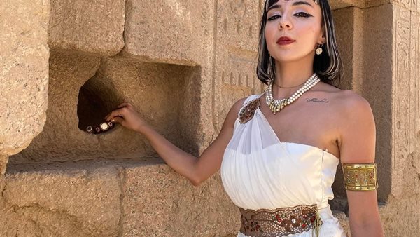 بالزي الفرعوني كليوباترا.. سائحة تركية تستمتع بزيارة معابد الأقصر