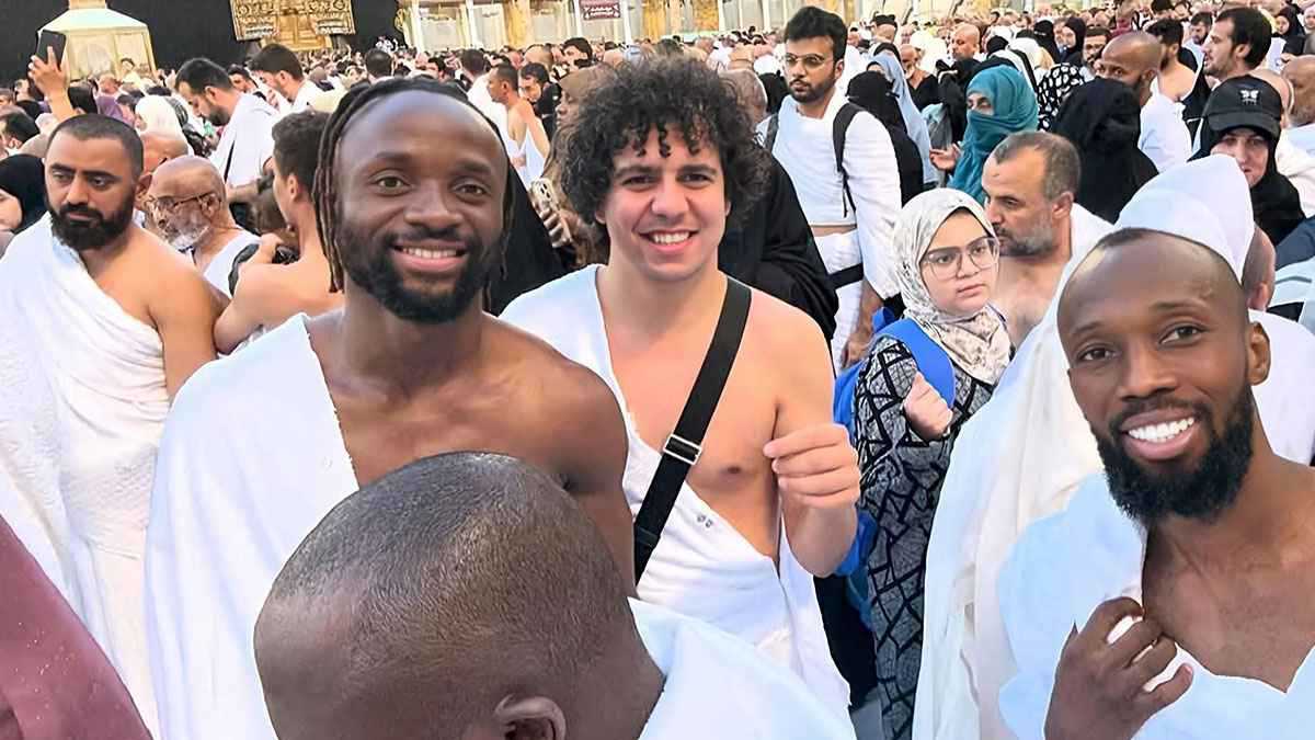 بعد إعلان إسلامه.. نجم بيراميدز يؤدي مناسك العمرة (فيديو)
