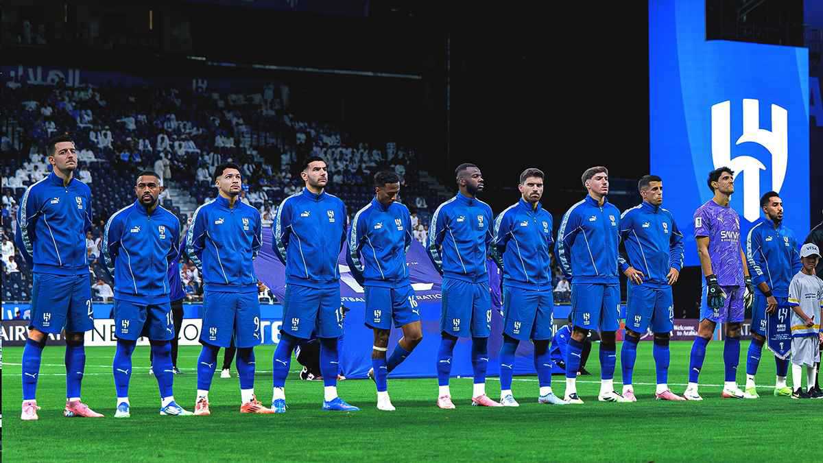 بعد دخول أندية أوروبية.. تطورات مفاوضات الهلال مع النجوم الثلاثة