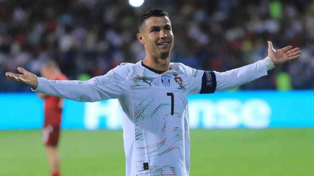 بعد متابعة رونالدو للداعية محمد إبراهيم.. أشهر 9 نجوم دخلوا الإسلام