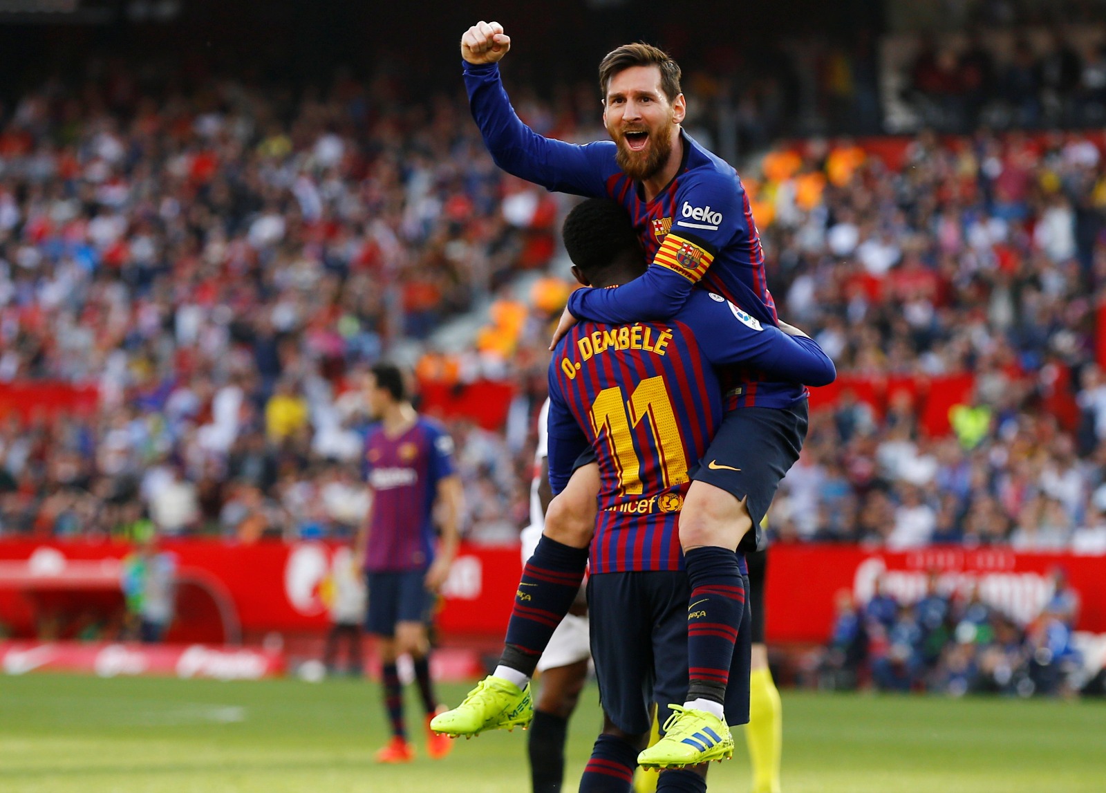 ليونيل ميسي يحتفل مع عثمان ديمبيلي خلال مباراة برشلونة وإشبيلية في الدوري الإسباني - 23 سبتمبر 2019