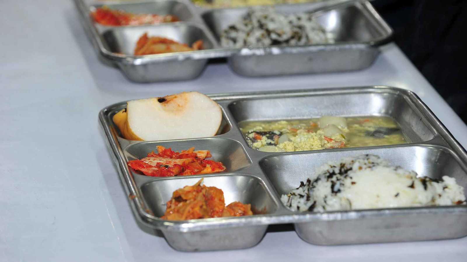 تسمم أكثر من 1000 طالب بـ”وجبات مدرسية” في إندونيسيا