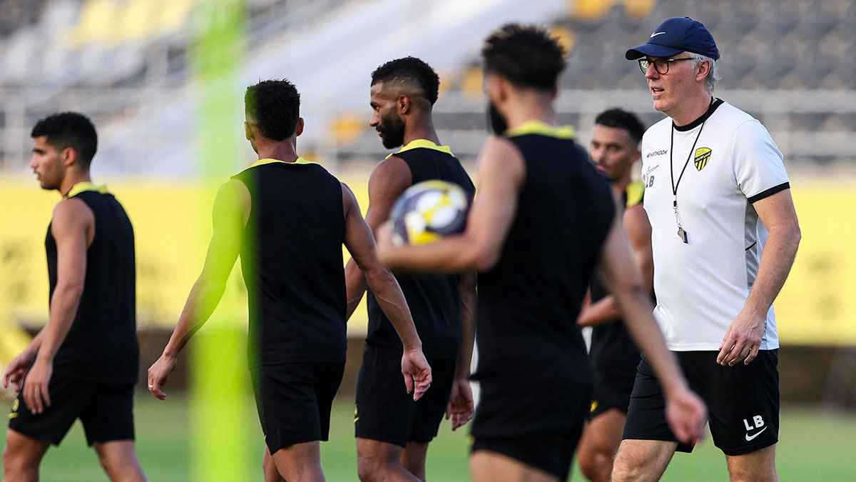 تصرف غريب من بلان خلال فترة التوقف في مباراة الاتحاد والنصر (فيديو)
