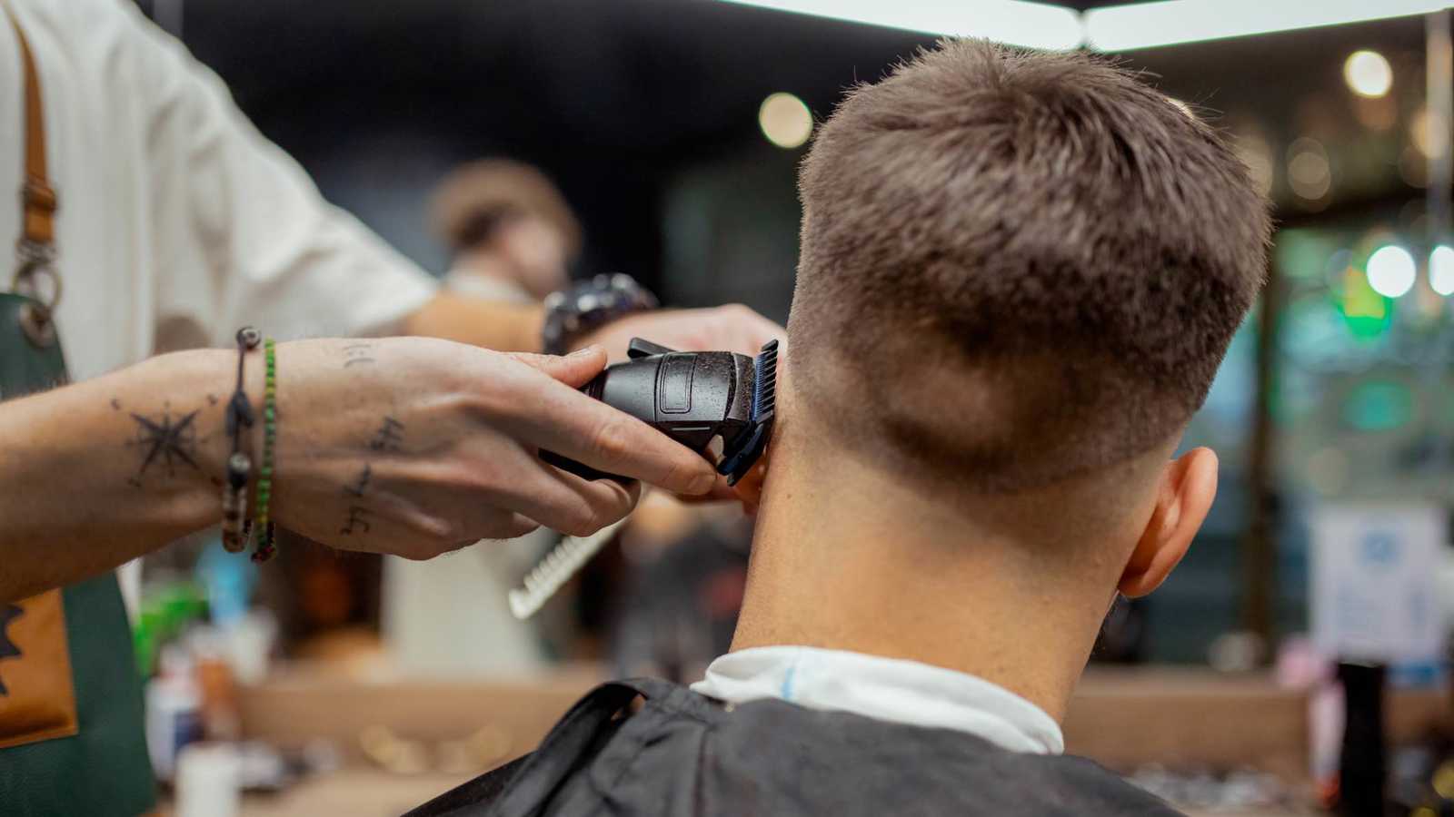 حلاق ينقذ حياة مراهق بعد اكتشاف ورم في رقبته
