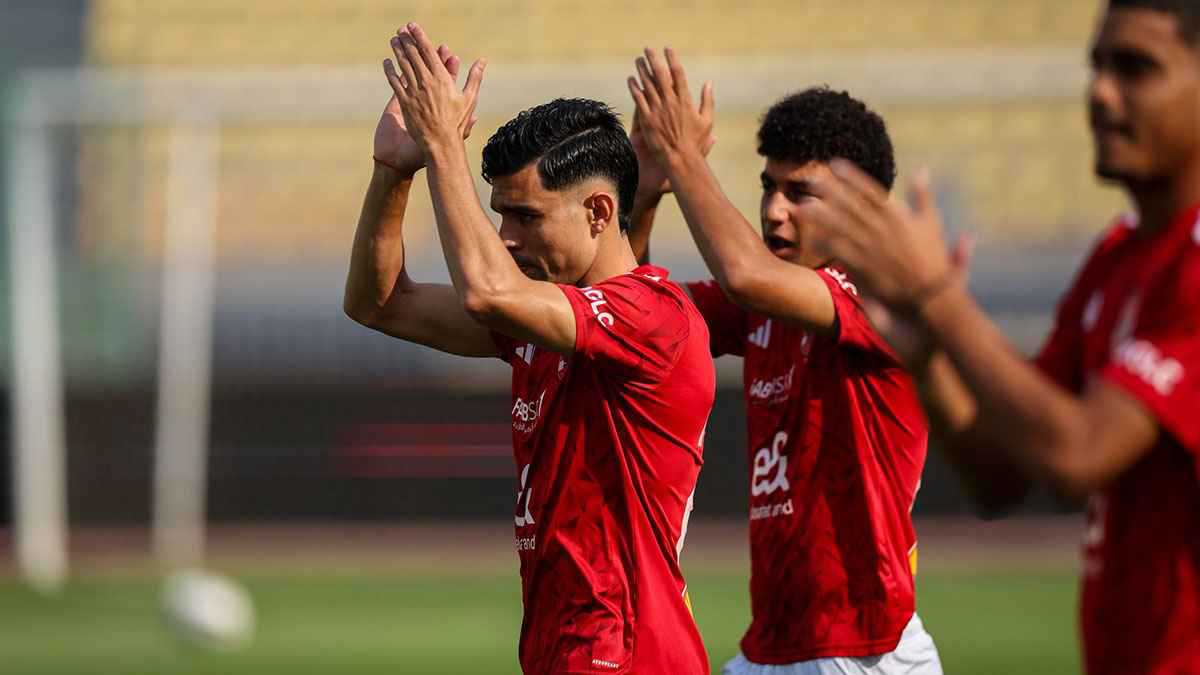 رد حاسم.. هل تعاقد أشرف بن شرقي مع “عدو الأهلي”؟