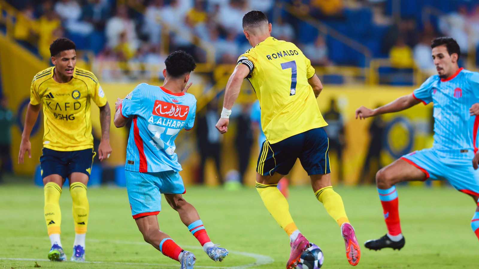 رونالدو يقود النصر لاكتساح الرياض بخماسية في الدوري السعودي (فيديو)