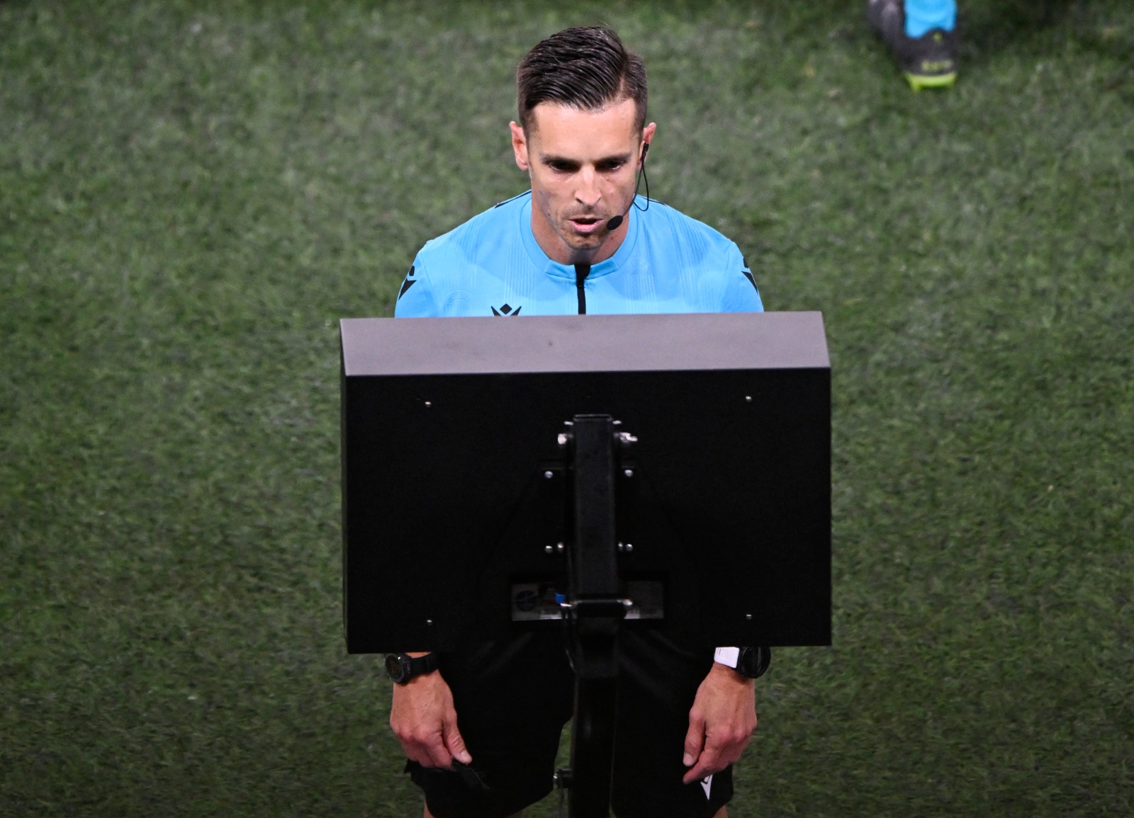 الحكم الإسباني ألبيرولا روخاس خلال إدارته نهائي دوري المؤتمر الأوروبي بين وست هام وفيورنتينا - 7 يونيو 2023