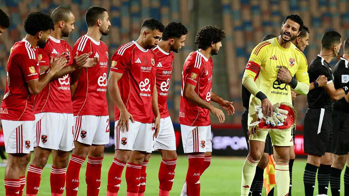 سبب مشادة بين نجمي الأهلي المصري بعد الفوز على سيراميكا