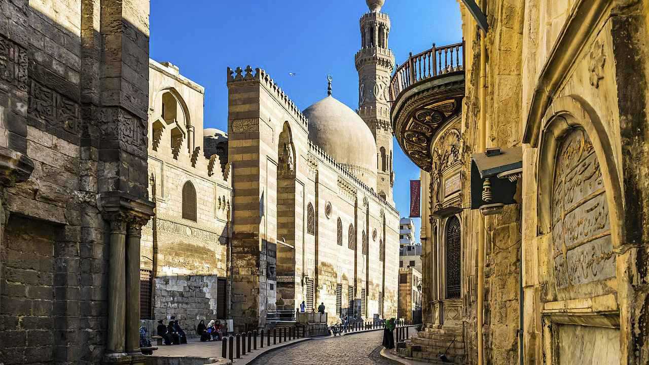 شارع المعز.. “متحف مفتوح” يبهر العالم بآثاره الإسلامية (صور)