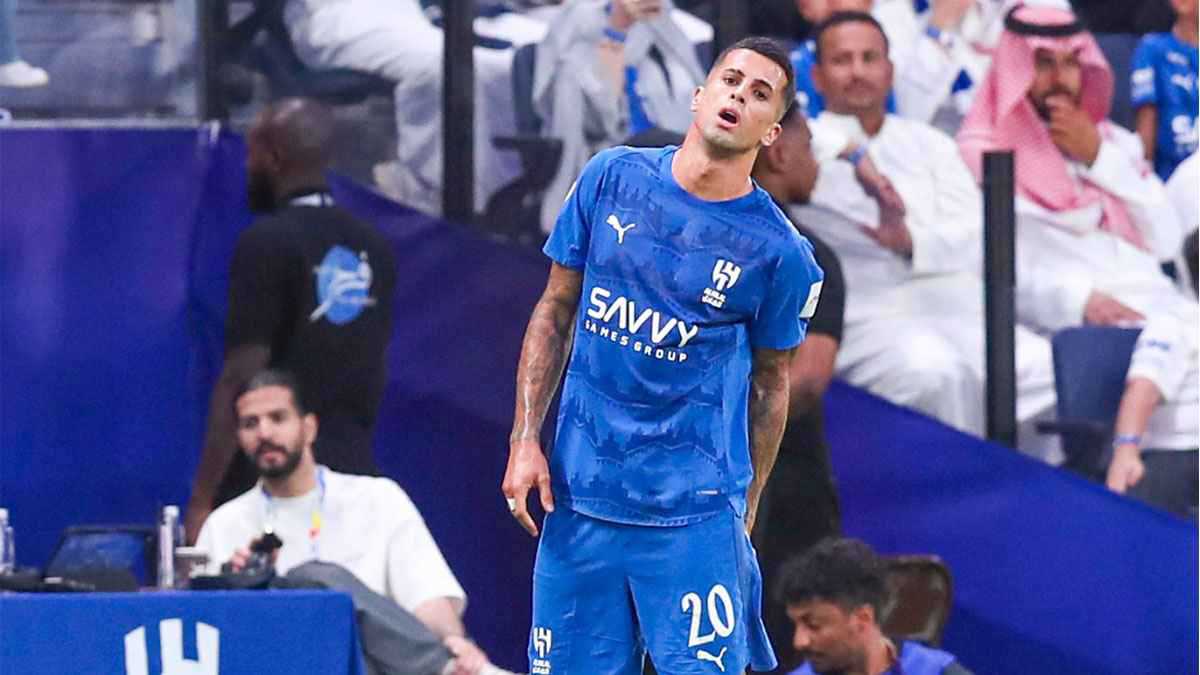 ضربة موجعة لنادي الهلال قبل مواجهة الأهلي السعودي في روشن