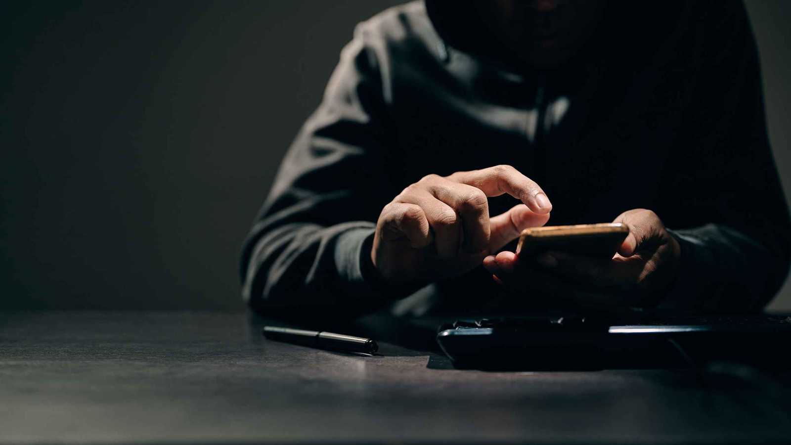 عامل ينتقم من عقوبات مديره بطريقة “لا تخطر في الذهن”