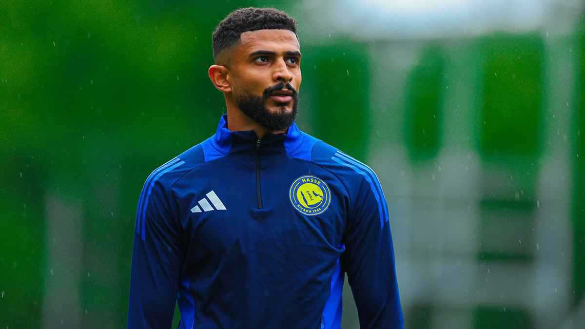عبد الإله العمري يواصل تصرفاته المثيرة للجدل مع النصر (فيديو)