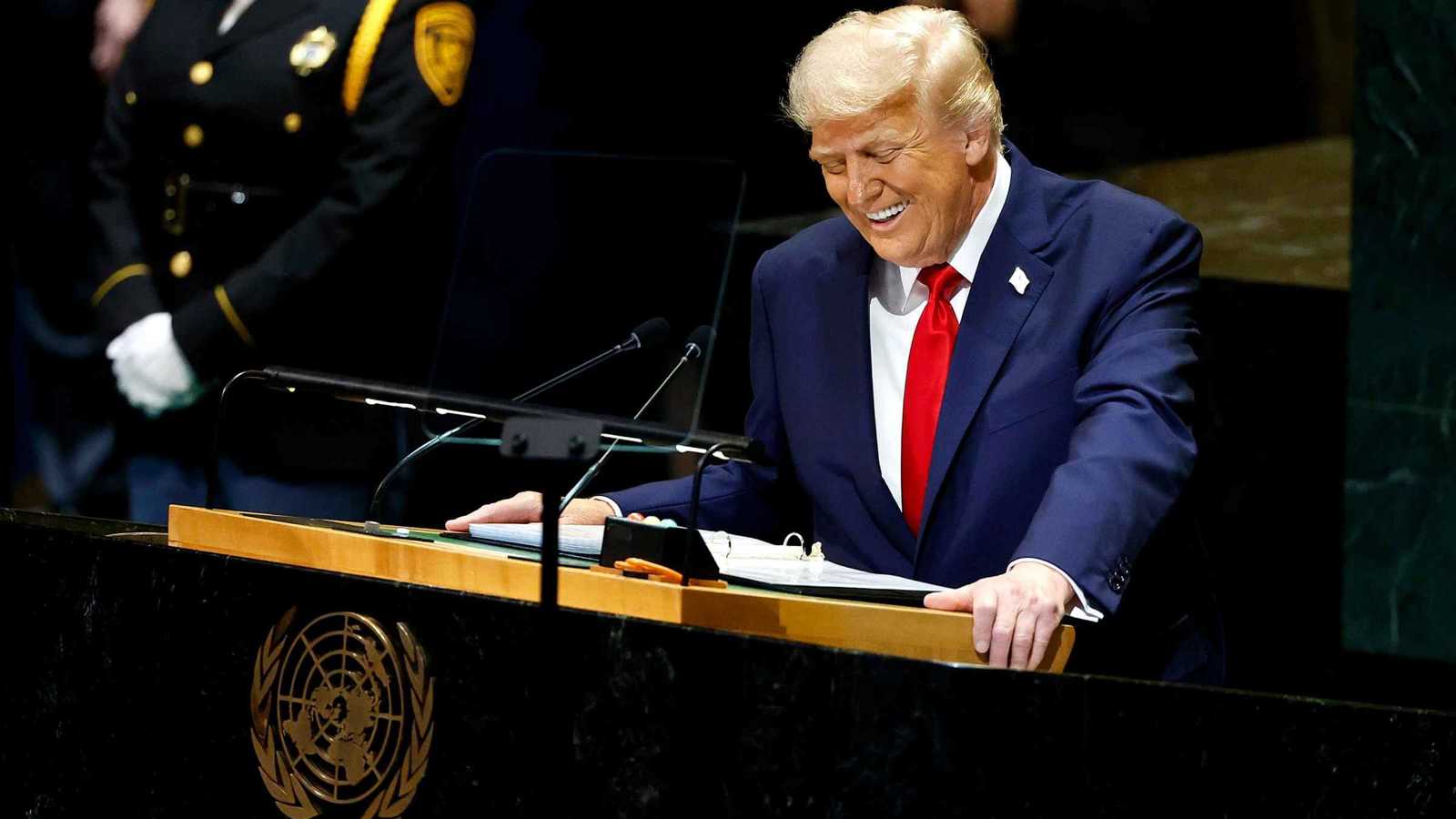 عجز ترامب عن نطق “أسيتامينوفين” يشعل مواقع التواصل (فيديو)