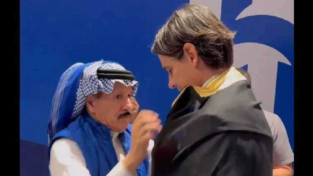 على طريقة كريستيانو رونالدو.. الفريان يلبس إنزاغي البشت العربي (فيديو)