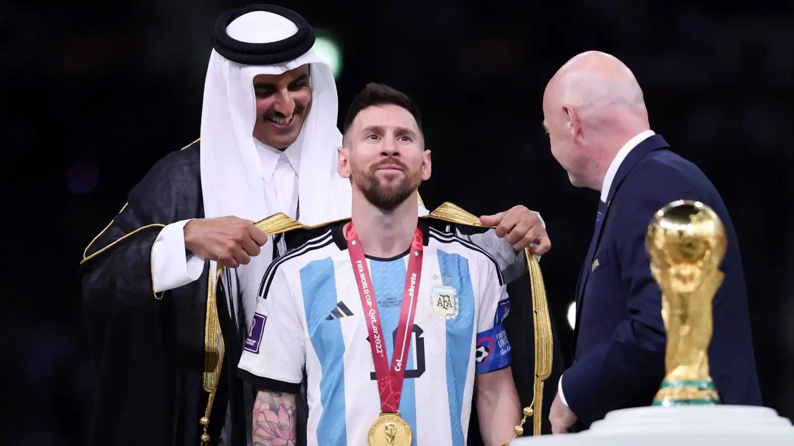 ليونيل ميسي يرتدي البشت