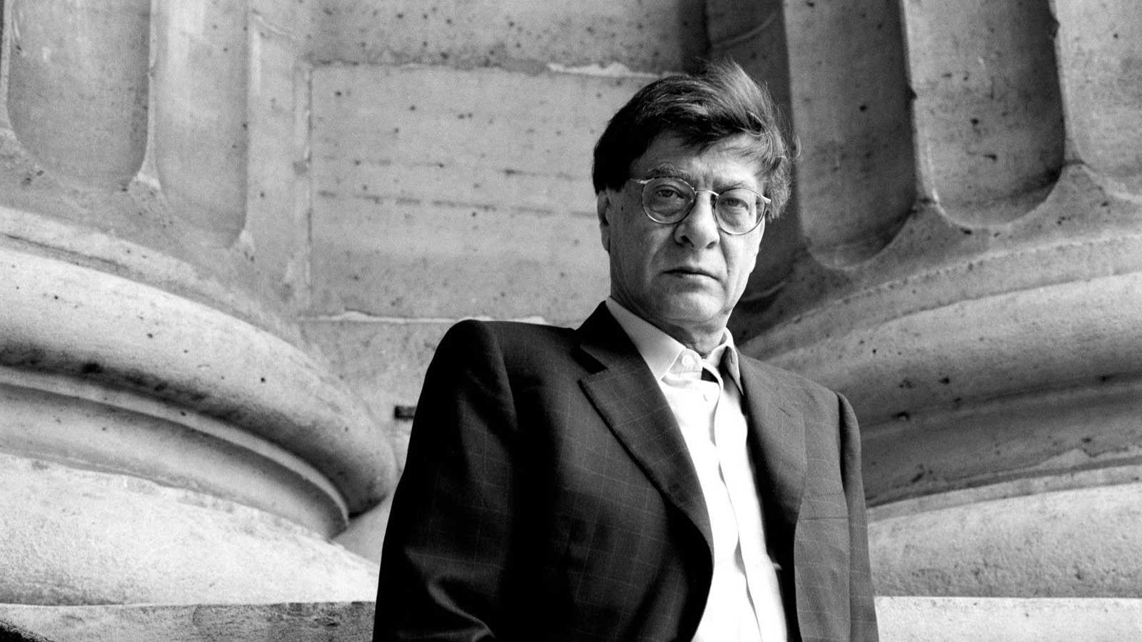 قبل ماكرون.. مشاهير العالم يرددون أشعار محمود درويش