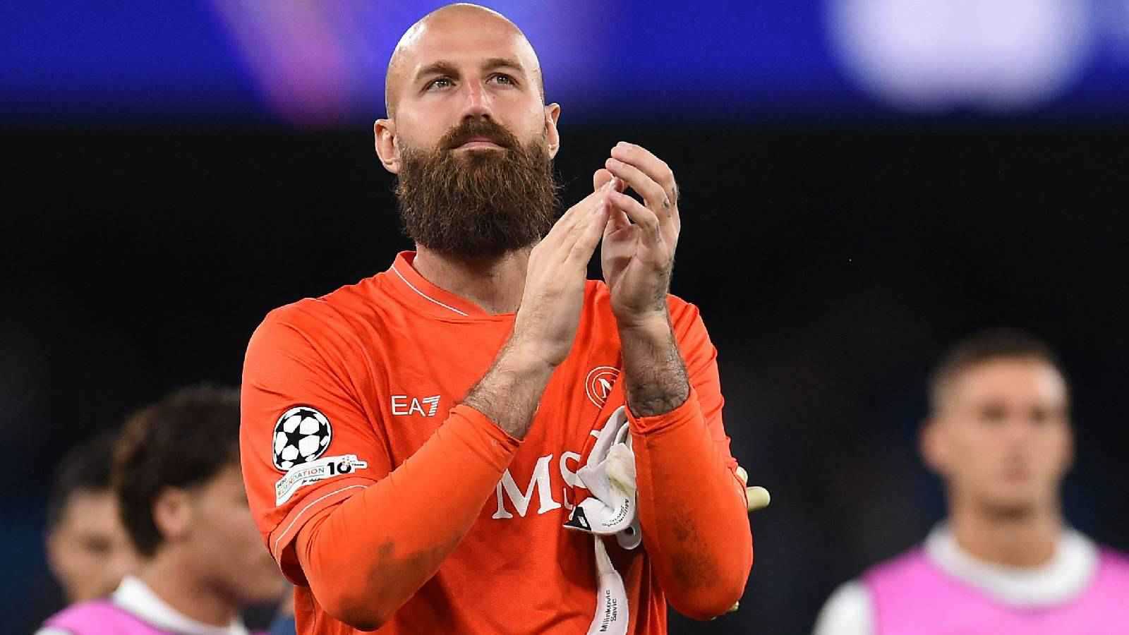 كاد يفسد ليلة مانشستر سيتي.. من شقيق نجم الهلال الذي يحرس مرمى نابولي؟