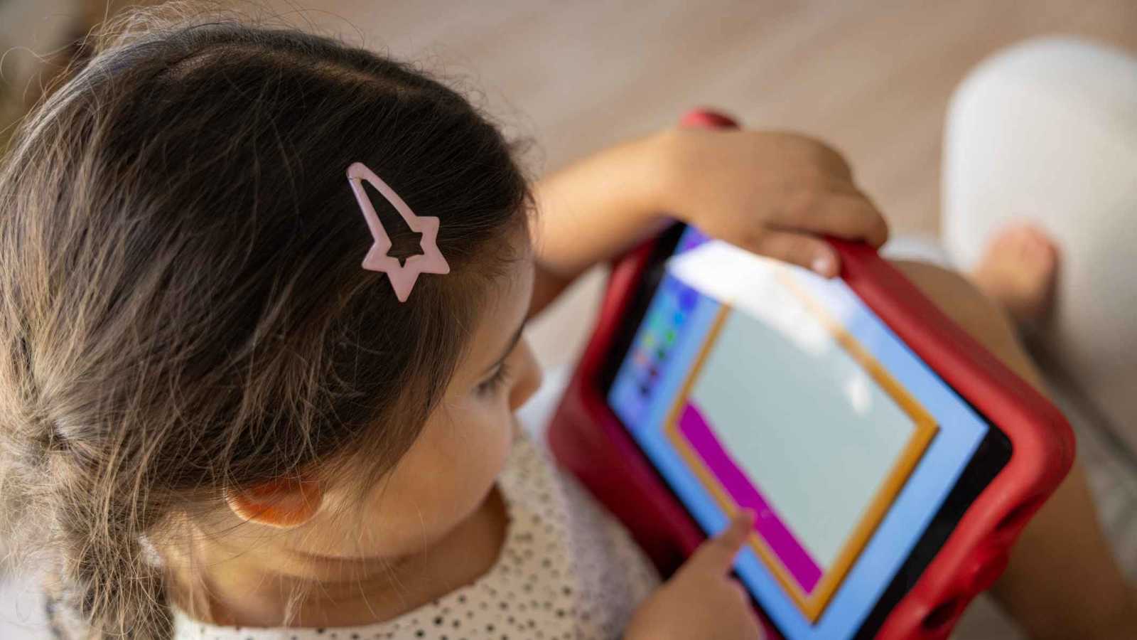 كيف ترهق التربية الحديثة الآباء ماليا ونفسيا؟