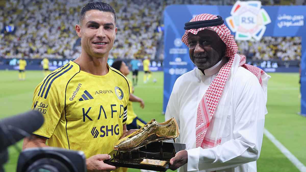 لقطة الأسبوع.. ماجد عبدالله يسلّم كريستيانو رونالدو “الحذاء الذهبي” (فيديو)