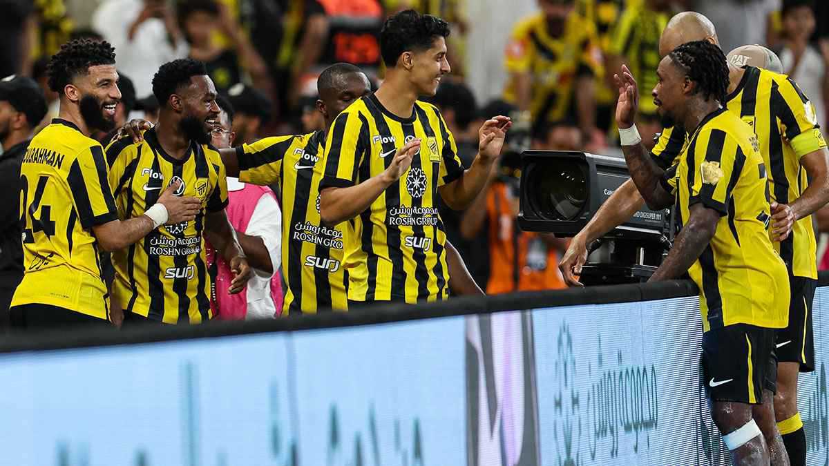 لم يؤثر في النتيجة.. تعليق ناري من عبدالله فلاته حول حكم مباراة الاتحاد والفتح